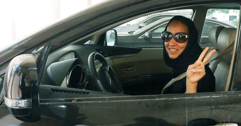 Arabia Saudita: finalmente le donne potranno guidare l'auto (e persino andare allo stadio)