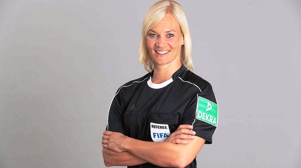 Calcio, Bundesliga: ecco Bibiana, la prima arbitro donna in serie A. Presto anche in Italia? [VIDEO]