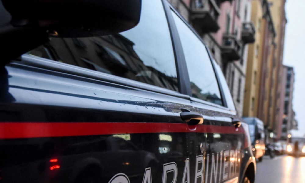 Napoli, litiga con l'ex e si aggrappa all'auto: trascinata, muore 24enne