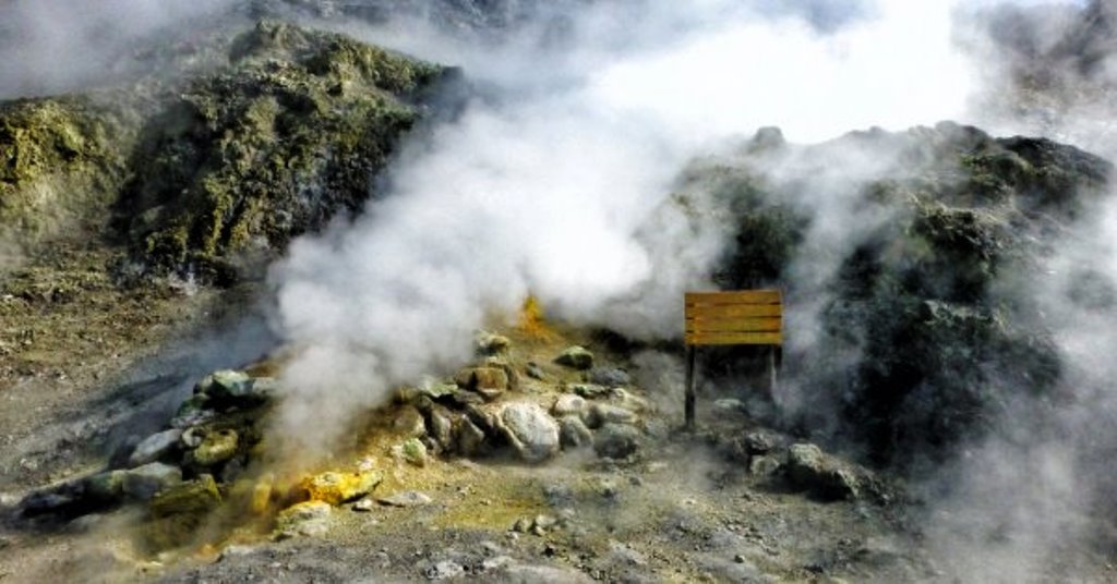 Solfatara di Pozzuoli, un'intera famiglia di turisti precipita e muore nel cratere. Si salva solo un bimbo di 7 anni