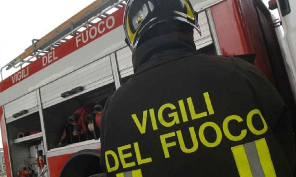 Biella, aereo sfiora le case e si schianta: morto il pilota