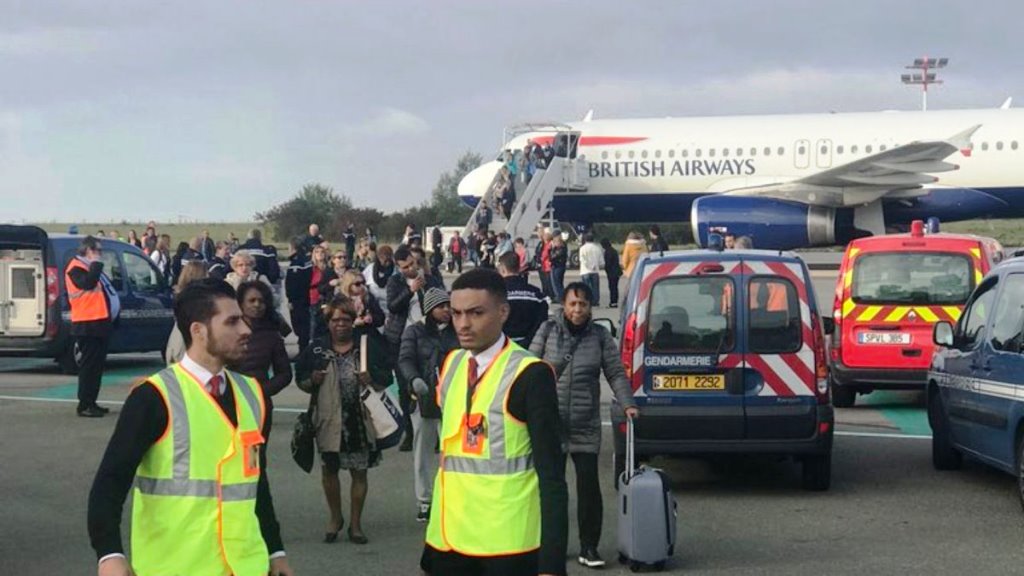 Parigi, allarme terrorismo: aereo bloccato in pista e fatto evacuare