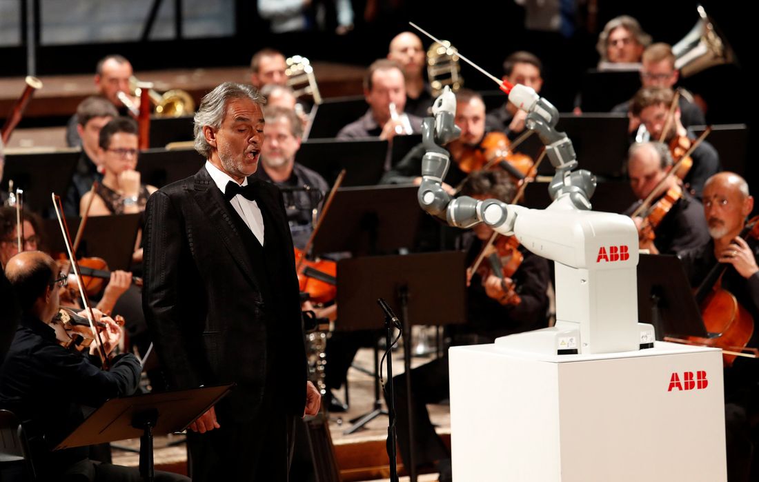 Un robot come direttore di orchestra al concerto di Andrea Bocelli
