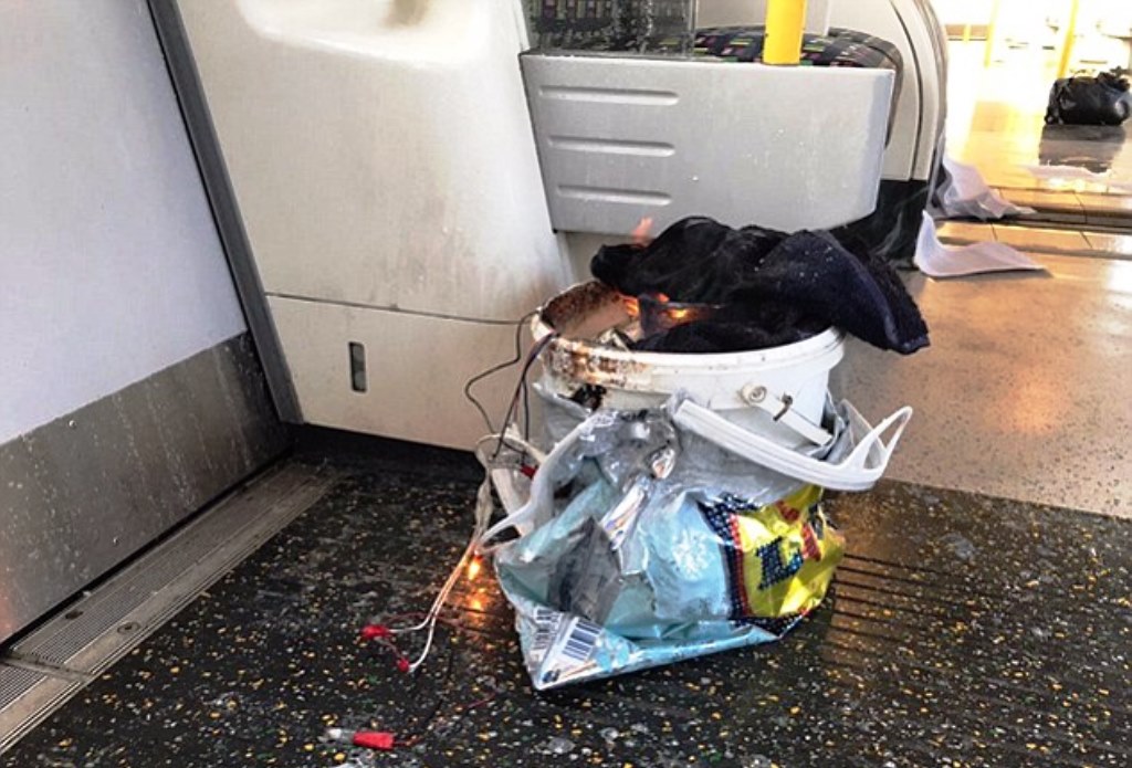 Londra, esplosione nella metropolitana: ci sono feriti. 