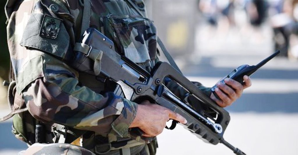 Parigi, militare aggredito da un uomo armato di coltello che inneggiava ad Allah