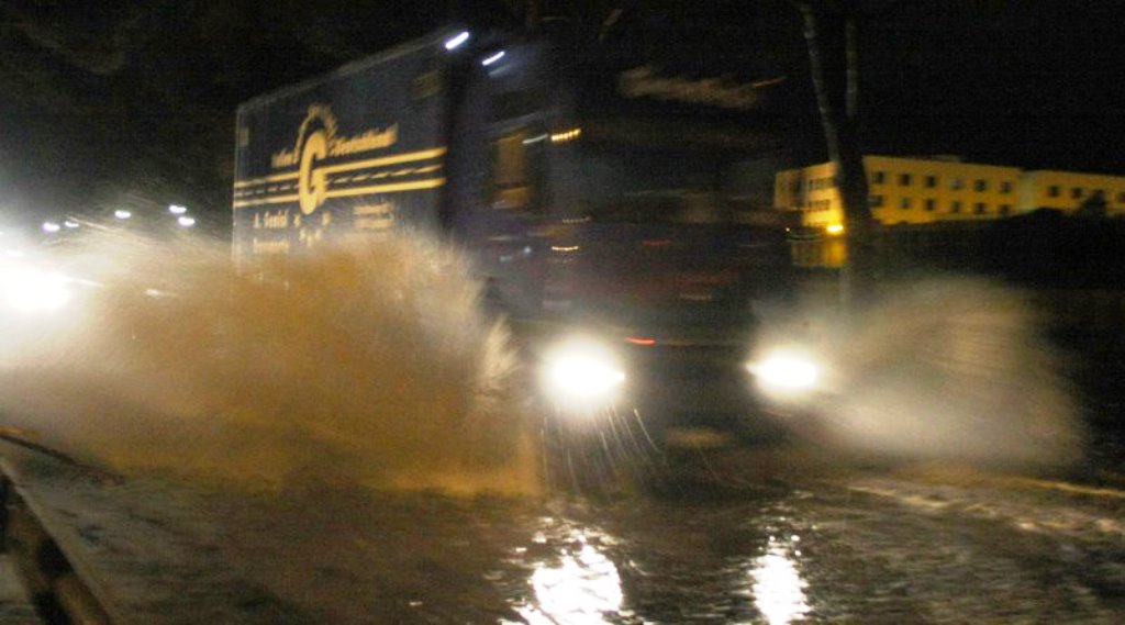 Livorno il giorno dopo il nubifragio. Paura a Napoli, Ischia, Salerno e Palermo [VIDEO]