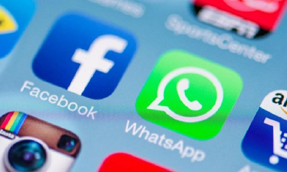 Facebook, sull'app ufficiale è arrivato il pulsante WhatsApp