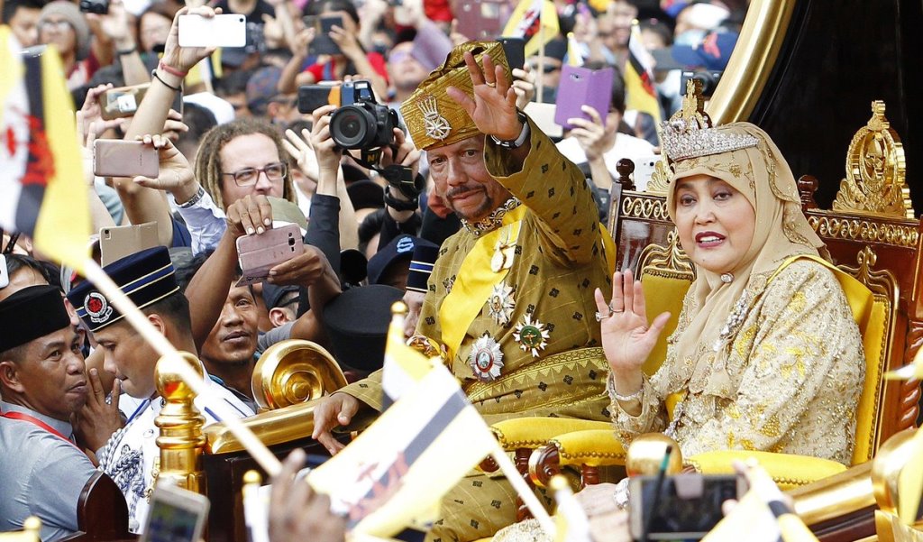 Il Sultano dei Brunei: l'uomo più ricco della Terra sul carro d'oro [VIDEO]