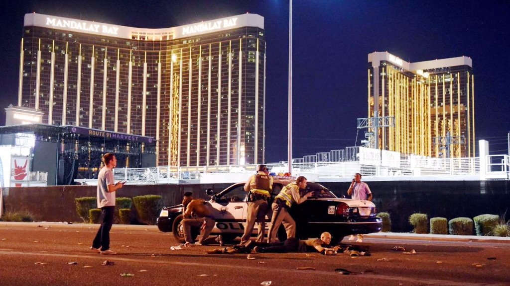 Terrore a Las Vegas, spari a raffica sulla folla al concerto: decine di morti e 200 feriti [VIDEO]