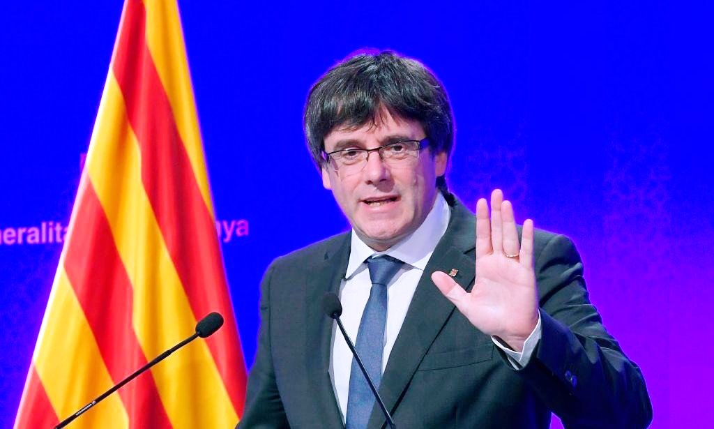 Il presidente catalano Carles Puigdemont sta parlando al Parlamento catalano. Puigdemont aveva rinviato di un'ora il proprio discorso davanti al Parlamento perché in contatto con mediatori internazionali. Migliaia di persone attendono di fronte al parlamento catalano. "Sono qui dopo il risultato del referendum del primo ottobre per spiegare le conseguenze politiche che ne derivano. La Catalogna è un affare europeo. E' un momento critico e serio e dobbiamo prenderci le nostre responsabilità per eliminare la tensione e non incrementarla". Lo ha detto il presidente catalano Carles Puigdemont nel suo intervento al parlamento di Barcellona. "Abbiamo visto una situazione estrema, è la prima volta nella storia della democrazia europea che una giornata elettorale" si snoda "tra le violenze della polizia", ha detto Puigdemont.