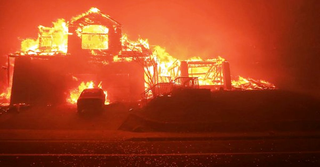California devastata dagli incendi: 10 morti e 20 mila in fuga dalle fiamme [VIDEO]