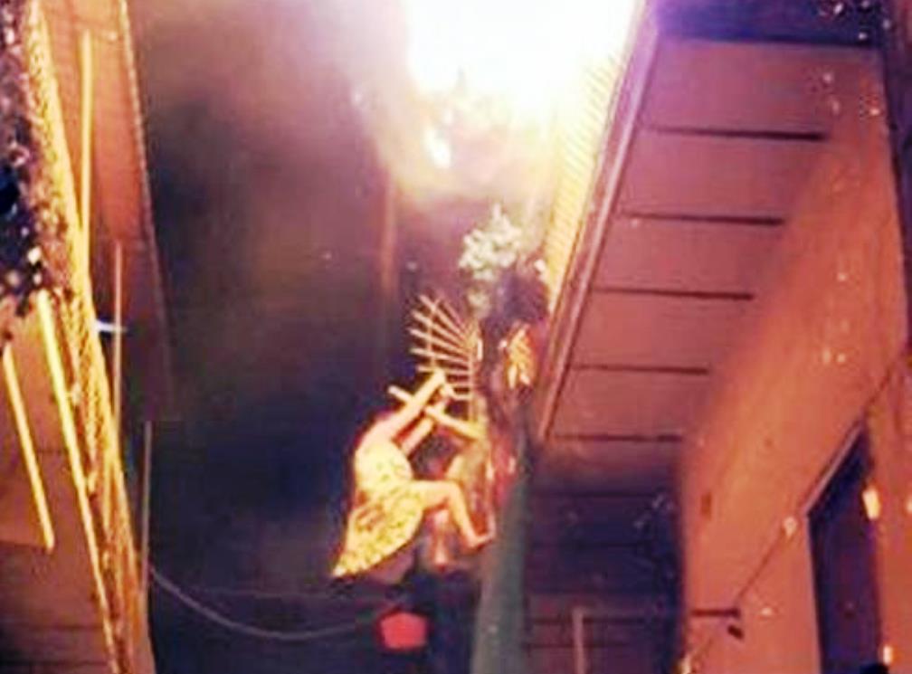 Si butta dal balcone per sfuggire all'incendio in casa: morta una donna a Napoli [FOTO, IMMAGINI FORTI]