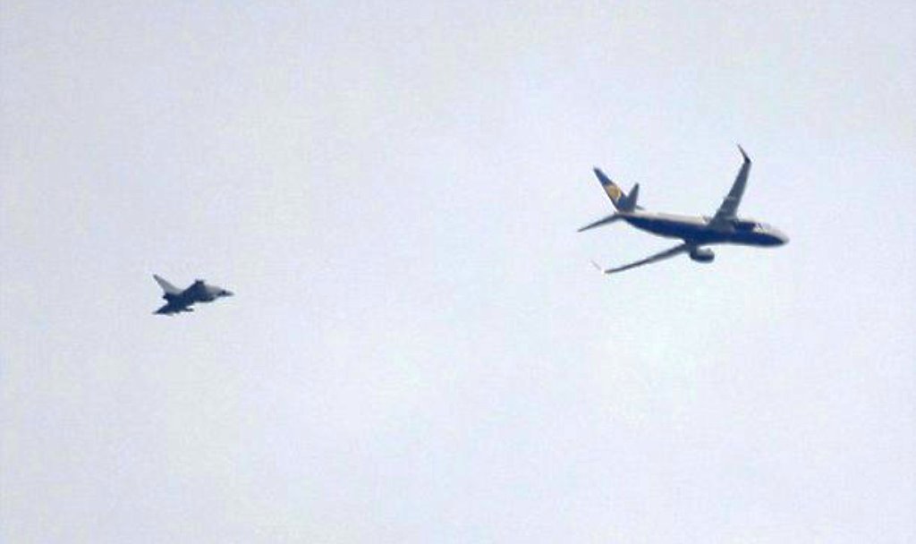Panico in volo: aereo di linea affiancato da due caccia militari. Ecco cosa è successo