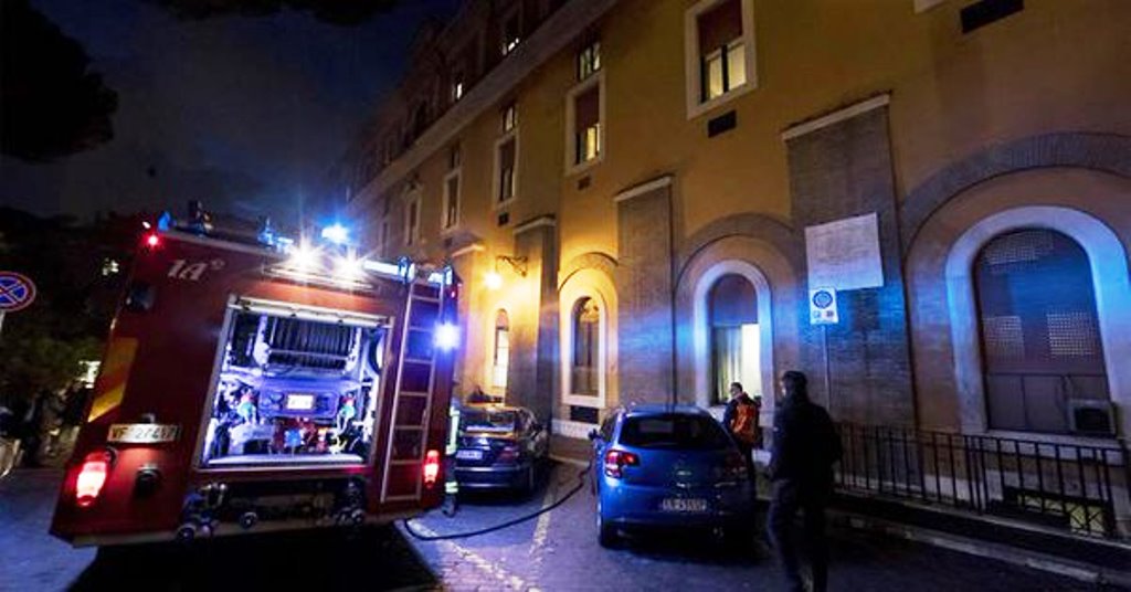 Roma, incendio all'ospedale Fatebenefratelli: pazienti evacuati d'urgenza