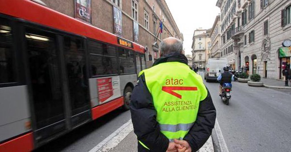 L'azienda del trasporto pubblico di Roma, l'Atac, ha sospeso e denunciato un dipendente assenteista