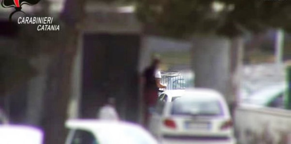 Bimbo di 6 anni usato come "cavallo" per lo spaccio di droga. Le immagini shock [VIDEO]