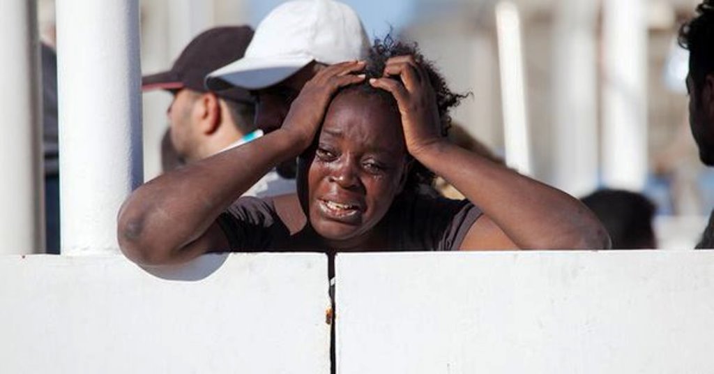Salerno, sbarco di migranti: 26 donne morte a bordo. 