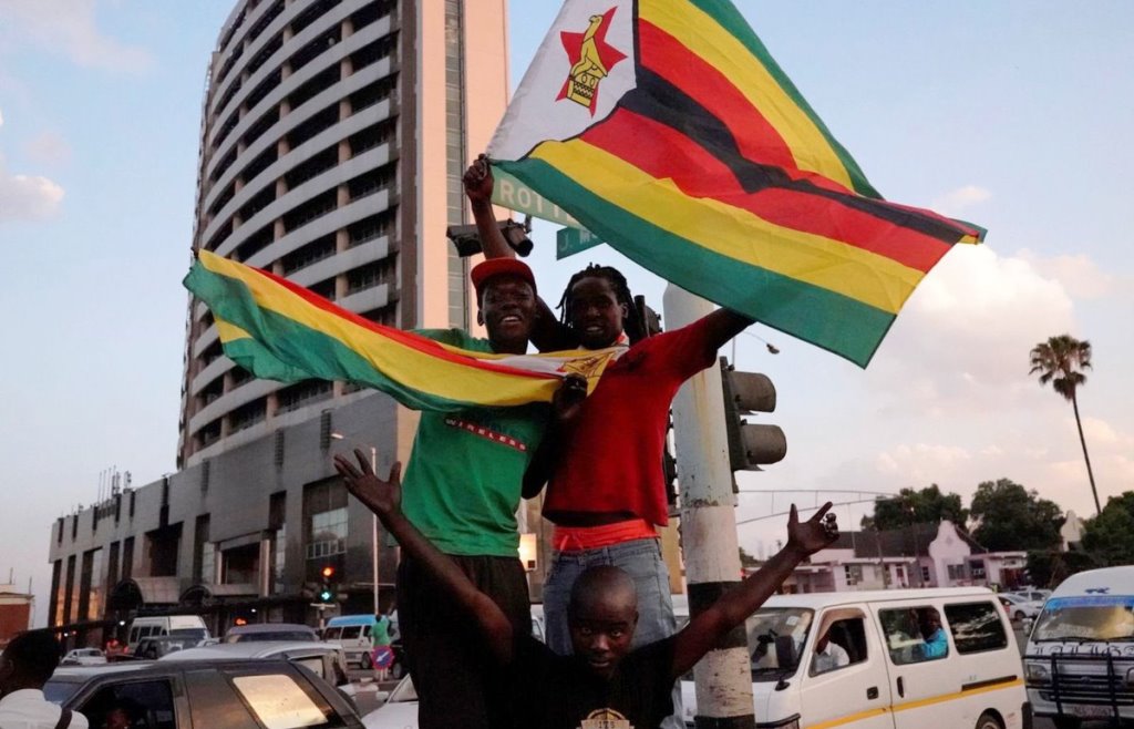 Zimbabwe, il padre-padrone Mugabe si dimette: esplode l'euforia della folla [VIDEO]
