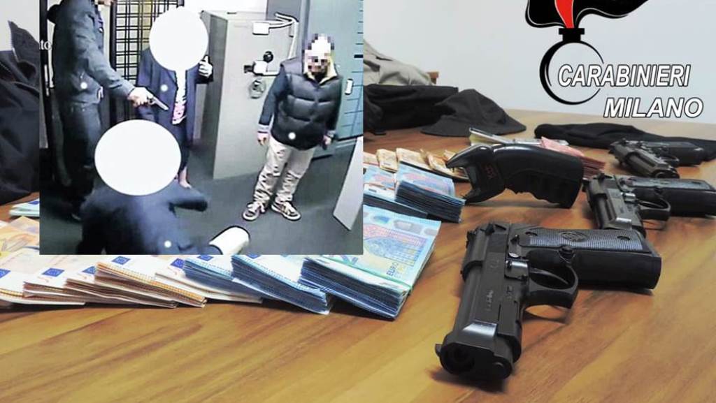 Rapina con passamontagna e pistole spianate: 12 persone legate mani e piedi per ore