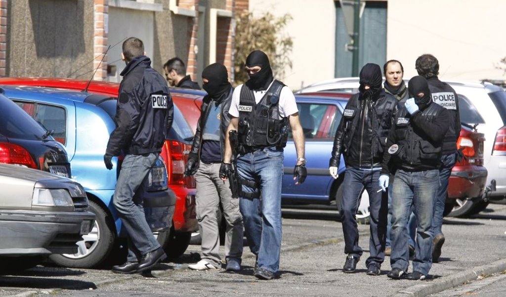 Francia, Tolosa: auto a tutta velocità contro gli studenti, 3 feriti. 