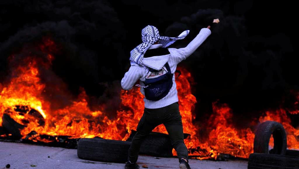 Gerusalemme, scoppia l'intifada dopo l'annuncio di Trump. Scontri violenti e oltre 100 feriti [FOTO]