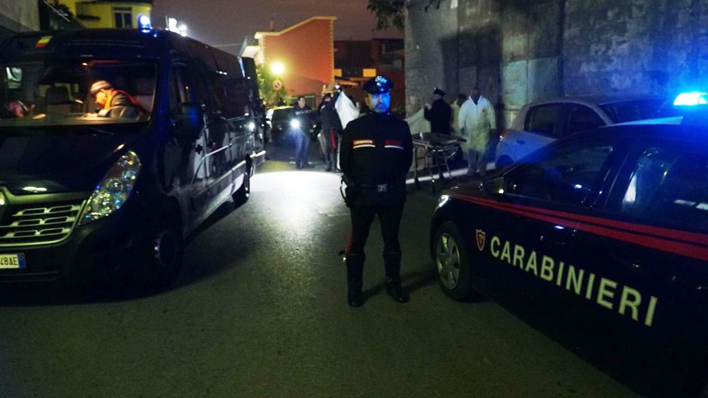 Bomba carta nella notte a Napoli. Un uomo è morto, ferita una donna