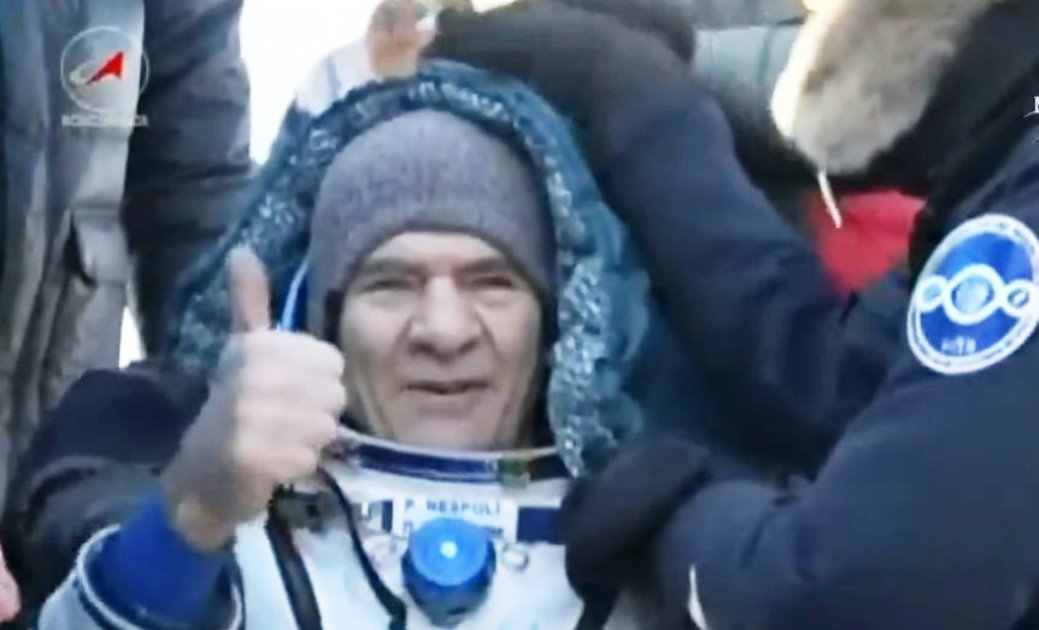 È atterrata stamani 14 dicembre la navetta spaziale russa Soyuz. L'astronauta italiano Paolo Nespoli è rientrato a Terra insieme ai suoi compagni di equipaggio: l'americano Randy Bresnik e il russo Sergei Ryazansky, con i quali il 28 luglio scorso aveva fatto il viaggio di andata. Il video che pubblichiamo è tratto dall'account Twitter della Nasa.
