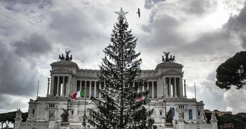 Roma, è morto Spelacchio: l'Albero di Natale non è arrivato al 25 dicembre [VIDEO]