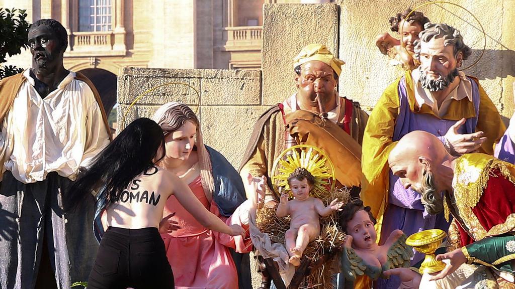 Shock al presepe del Papa: una "femen" a seno nudo cerca di rubare Gesù Bambino [VIDEO]