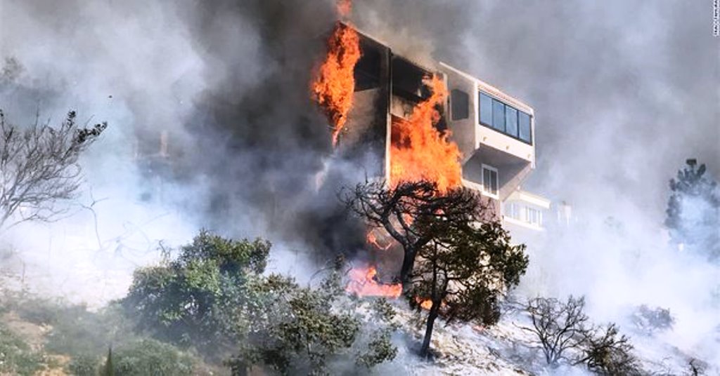 Apocalisse nella California in fiamme: evacuate 27 mila persone. Allarme a Los Angeles [VIDEO]