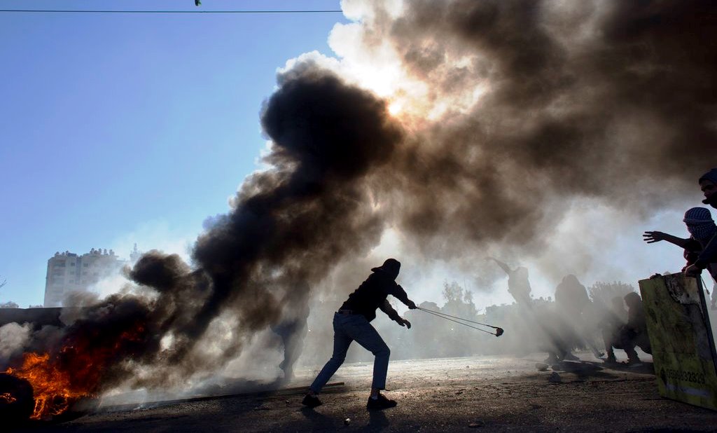 Gerusalemme, esplode la rivolta dei palestinesi: morti e centinaia di feriti. Sassate sui giornalisti [VIDEO]