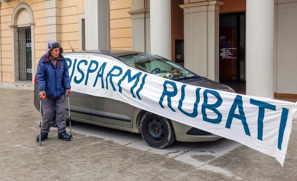 Un uomo di 59 anni, che ha perso circa 100 mila euro nell'acquisto di azioni Veneto Banca, ha spinto in retromarcia la sua auto contro la porta d'ingresso della sede centrale dell'ex istituto a Montebelluna nel Trevigiano.