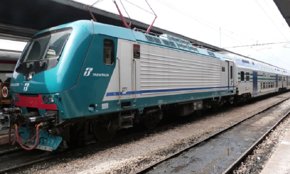 Paura a Cosenza, deraglia un treno: ci sono feriti