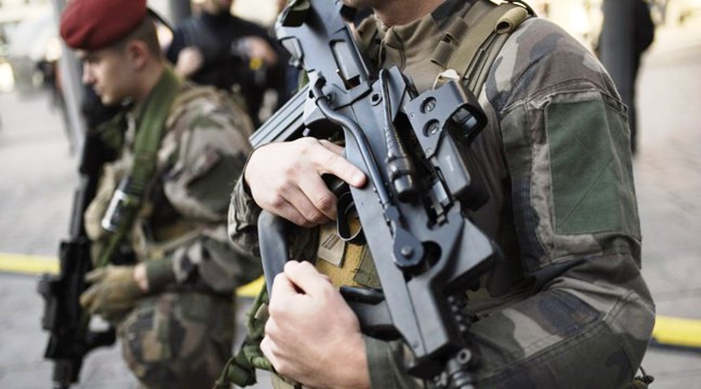 Francia, auto contro militari: è caccia all'uomo. Bambini chiusi dentro le scuole