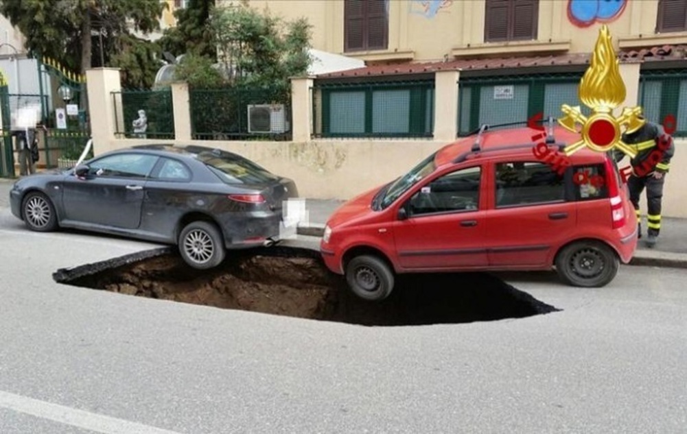 Roma, nuova maxi voragine: in bilico due macchine [VIDEO]