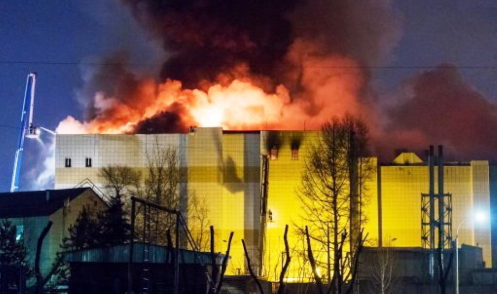 Siberia, strage di bambini in un centro commerciale devastato da un rogo [VIDEO, IMMAGINI FORTI]