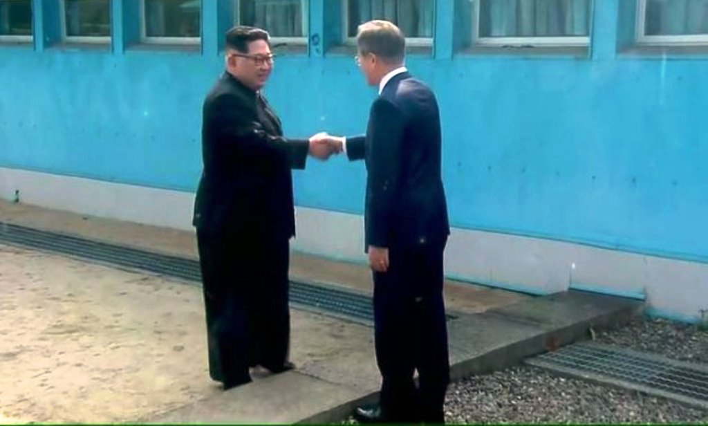 Corea del Nord e del Sud: incontro di pace e storica stretta di mano