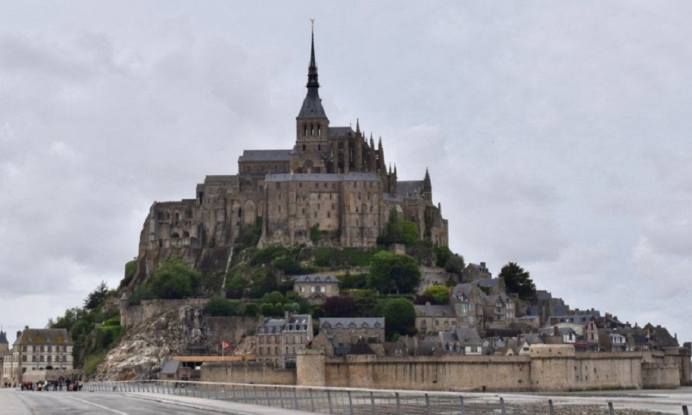 Francia, torna l'incubo terrorismo: evacuato Mont-Saint-Michel, caccia a sospetto