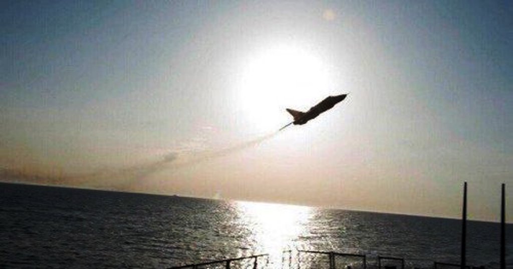 Siria, sfida shock fra jet russi e nave Usa. Paura anche in Italia: ora che succede?