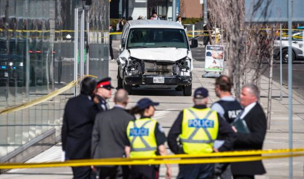 Sono dieci le vittime della strage avvenuta a Toronto, in Canada, dove ieri 23 aprile un furgone guidato da uno studente di 25 anni, non affiliato a gruppi terroristici, si è lanciato a tutta velocità sulla folla a Yonge Street. Oltre alle vittime ci sono anche 15 feriti.