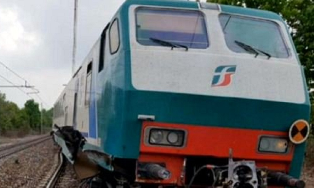 Gru sui binari, deraglia treno regionale nel Cuneese: ci sono feriti