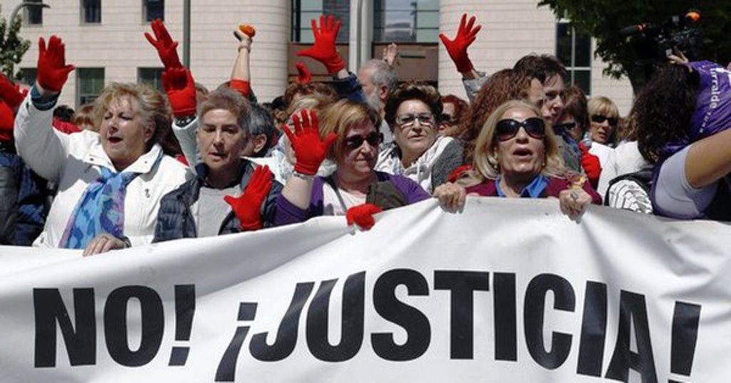 Pamplona, condanne lievi per la violenza sessuale alla Festa dei tori. Esplode la protesta