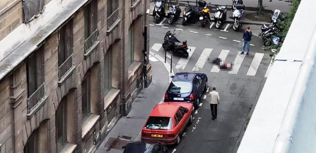 Terrore a Parigi, accoltella i passanti: un morto e diversi feriti. Assalitore ucciso