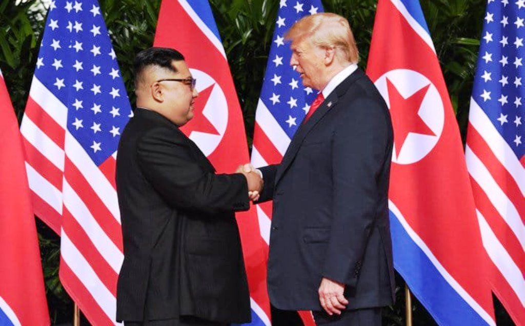 Trump e Kim: la stretta di mano che cambia la storia [VIDEO, FOTO]