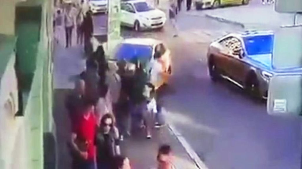 Taxi investe la folla, terrore a Mosca. Sette feriti, bloccato l'autista [VIDEO, IMMAGINI FORTI]