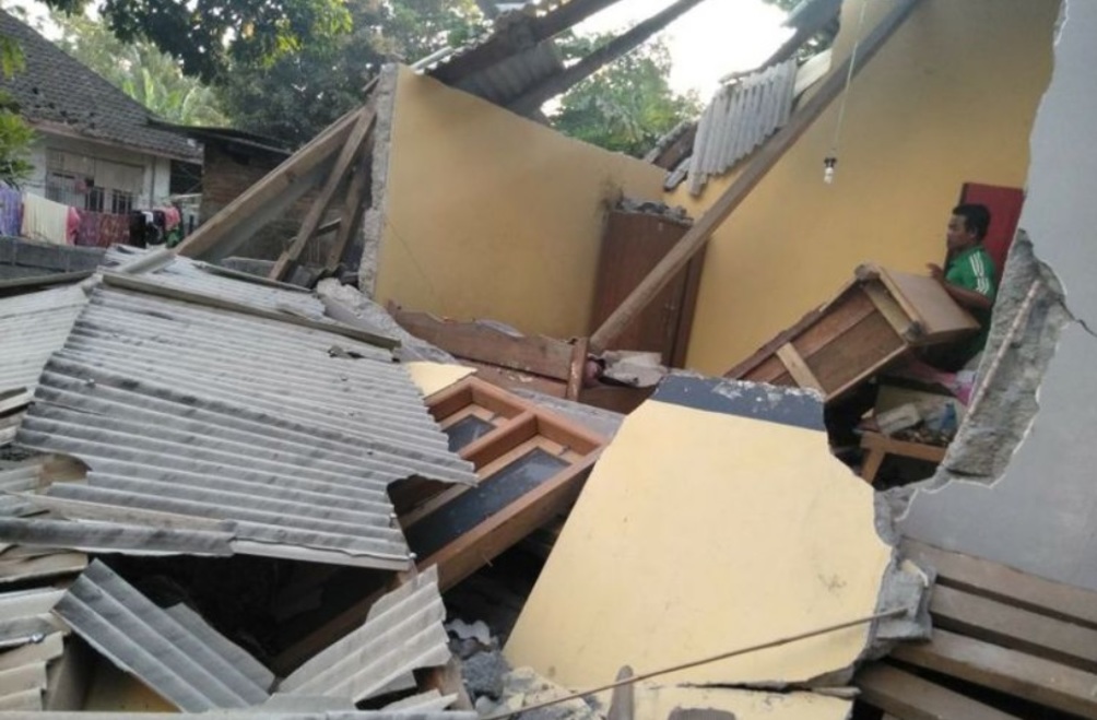 Terremoto di magnitudo 6.4 in Indonesia, l'epicentro in una zona turistica: diverse le vittime e i feriti [FOTO]