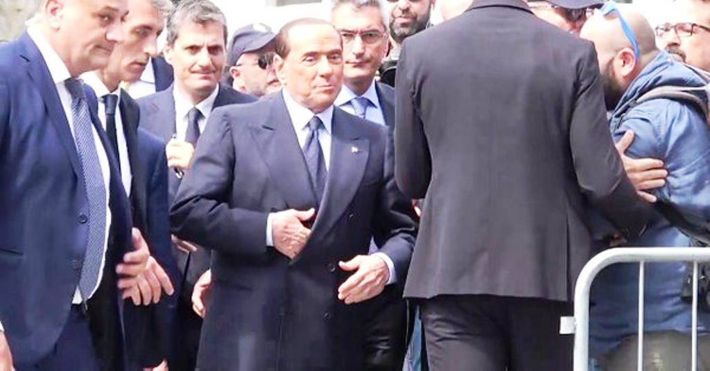 Carlo Vanzina, ai funerali l'ultimo addio di amici e vip: da Berlusconi a Paolo Sorrentino
