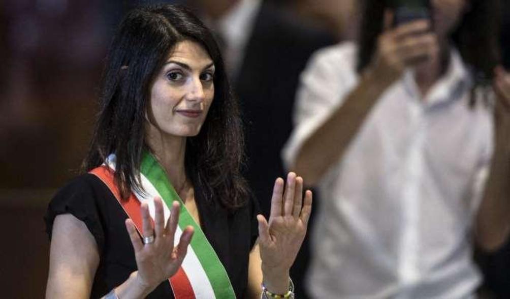 Roma, Virginia Raggi: "Buche? Si tratta di procedimenti lunghissimi, bisogna attendere" [VIDEO]