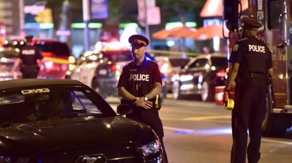 Spari in strada a Toronto: 2 morti e 14 feriti, ucciso l'attentatore [VIDEO, IMMAGINI FORTI]