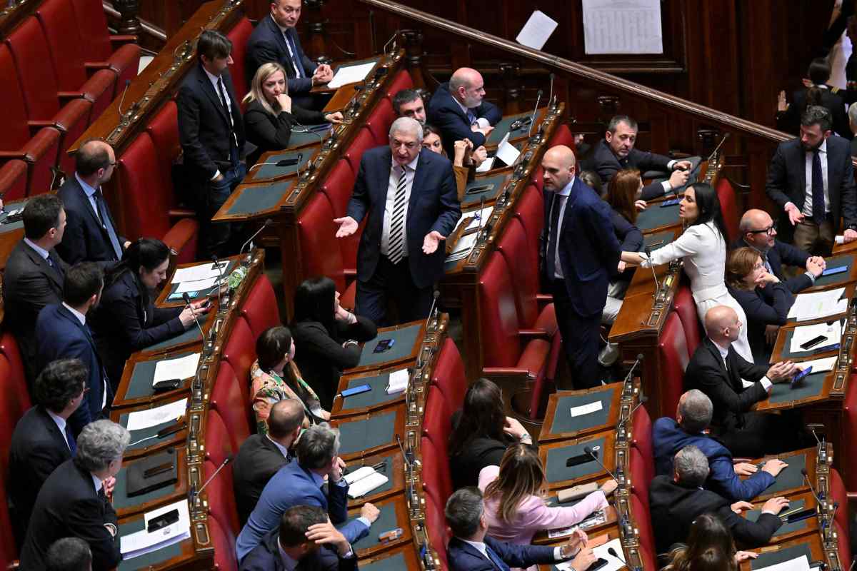 Aula della Camera boccia lo scostamento di bilancio